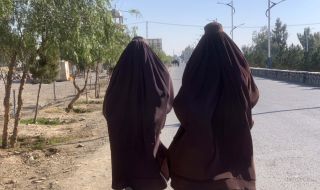Група афганистанки протестираха срещу забраната за достъп на жени до университетите