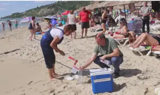 Въпреки предупреждението на РЗИ-Добрич "Да се ограничи къпането": Плажът в Кранево се пука по шевовете