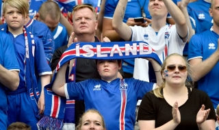 Исландец си нае самолет, за да гледа мач от Евро 2016