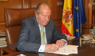 Кралят на Испания Хуан Карлос абдикира