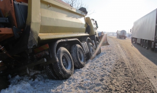 Ледена пързалка и тапа по пътя Кюстендил – София, в пернишкия участък