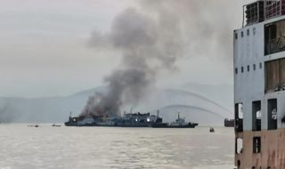 Запали се филипински ферибот, спасяването на пасажерите продължава