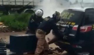 Видеоклип потресе Бразилия! Полицаи задушават мъж в багажника на автомобил