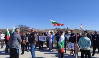 Жители на Шишмановци блокират пътя за Белозем