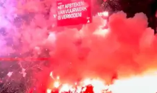 Феновете на Аякс прекратиха мач с брутално пирошоу