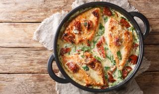 Рецепта на деня: Сочни пилешки гърди със спанак и сушени домати