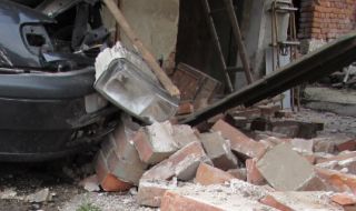 18-годишен водач пострада, разбивайки лек автомобил във фасада на къща в Смолян