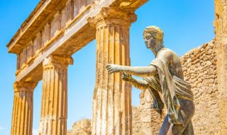 Германски туристи счупиха статуя на 150 г. в Италия (ВИДЕО)