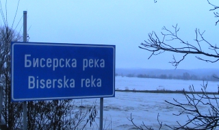 Военните продължават да помагат на бедстващи