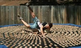 Да скочиш върху 1000 капана за мишки (ВИДЕО)