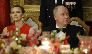 Кралското семейство на Монако сподели своята коледна картичка, на която присъства и изненадващ член на фамилията (СНИМКА)