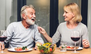 Диетолози предупреждават: Хората над 50 г. трябва да забравят за тези храни!