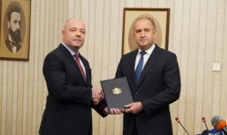 Проф. Николай Габровски връчва проектокабинет на президента Румен Радев