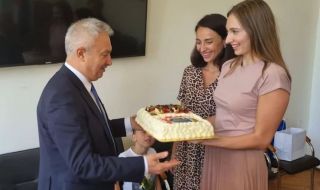 Украински бежанци благодариха с торта на кмета на Монтана