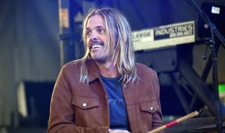 Почина барабанистът на  Foo Fighters Тейлър Хокинс