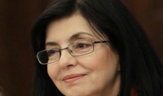 Кунева спира поръчката за рекламни материали и сувенири по европроекти