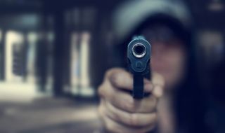 Мъж размаха пистолет пред магазин заради липса на маски