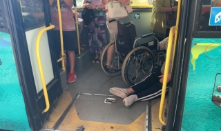 Уволниха шофьор на автобус отказал да пусне платформа за инвалид