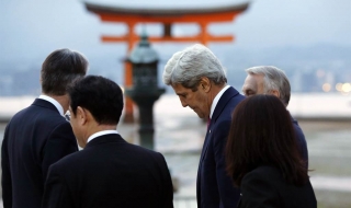Джон Кери прави историческо посещение на мемориала в Хирошима