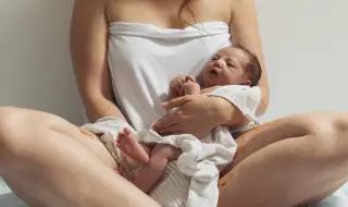 Жена роди в тоалетната на каравана насред пустинята, без да знае, че е бременна (ВИДЕО)