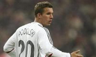 Уцелиха Подолски с монета в окото (видео)