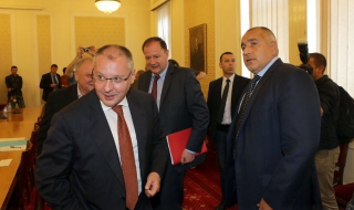 Ударно гледат спорни поправки в законите