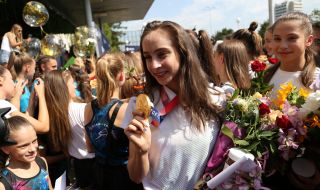 Златно момиче кръсти новия кораб на Бургас (СНИМКИ)