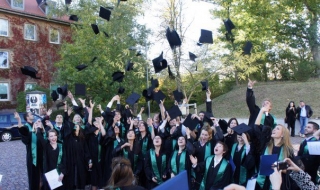 Британски университет забрани хвърлянето на шапки