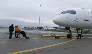 Двама българи теглиха 40-тонен самолет Airbus A220-300 (ВИДЕО)