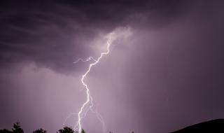 Мъж засне как мълния, пада почти в краката му (ВИДЕО)