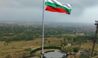 Един час след като беше сменено, знамето на пилона в Рожен се скъса отново