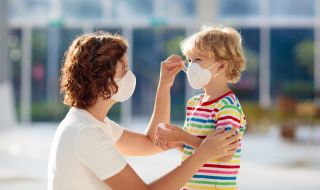 Създадоха защитна маска, която се чисти от микроби със слънчева светлина