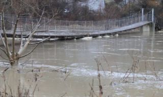Екоминистерството: Има опасност три реки да прелеят заради пороите утре