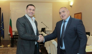 Кубрат Пулев се срещна с Бойко Борисов, изненада го с подарък