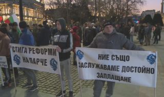 Полицаи и пожарникари излязоха на протест в Русе