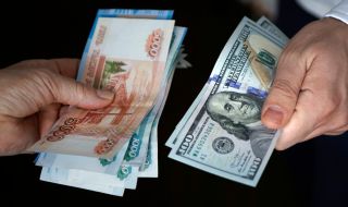 Китай и Русия държат чуждестранните си резерви в щатски долари. Това дава на САЩ уникална възможност