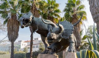 Откриха труп на мъж в статуя на динозавър