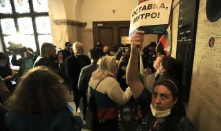 Протестиращи "заключиха" Съдебната палата, за да не влезе Гешев