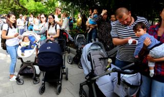 Гневни родители отново протестираха в София заради проблема с детските градини