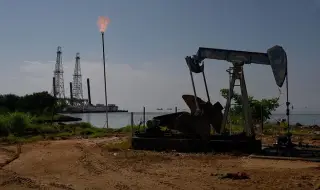 Петролът поевтиня с около 1% в началото на азиатската търговия след американската военна операция във Венецуела