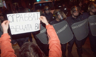 Във Варна протестираха хиляди срещу сметките за ток