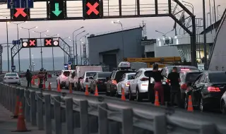 Crimea crisis: 1,300 cars blocked in front of the Kerch bridge 
