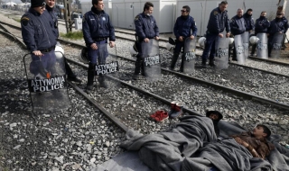 Бежанци протестират и всяват смут на гръцката граница