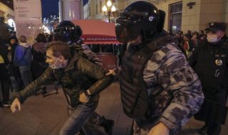Повече от 1400 души бяха задържани в Русия при протести срещу мобилизацията