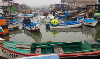 Протест: рибарите бранят Ченгене скеле