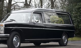 Съдят шофьор на катафалка, карал пиян, без книжка и ударил мотоциклетист