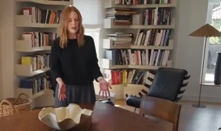 Джулиан Мур показа новия си дом в Манхатън (ВИДЕО)