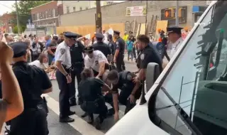 Градска съветничка от Ню Йорк ухапала полицай по време на протест ВИДЕО