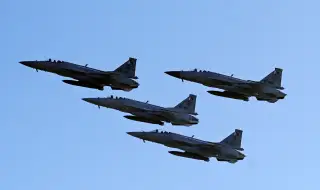 Пакистан разполага със значително по-големи военни ресурси и по-модерни способности от Афганистан