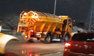 35 обработки със смеси срещу заледяване за нощта в столицата 